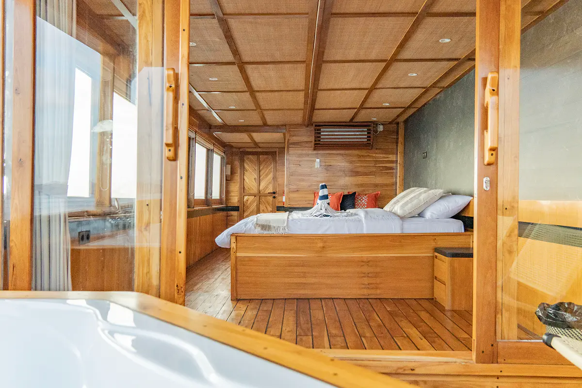 Royal Jacuzzi Suite - Image 1